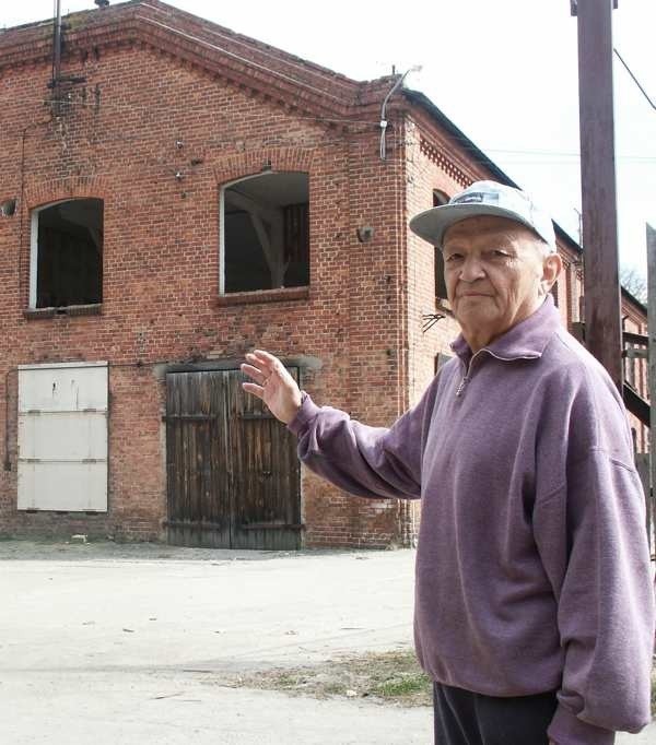 Wiesław Nadowski 60 lat temu uruchamiał tartak. - Nie spodziewałem się, że u schyłku życia będą musiał oglądać, jak popada w ruinę - powiedział nam wczoraj. 