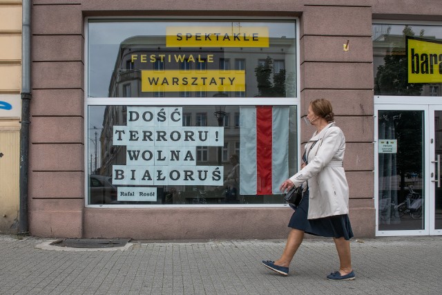 Poznaniacy przejawiają swoją solidarność z Białorusią na ulicach miasta. Stary Rynek, ul. Św. Marcin i ul. 27 Grudnia to tylko kilka punktów, które udało się uchwycić naszemu fotoreporterowi jednego dnia. Zobacz zdjęcia. Przejdź dalej --->