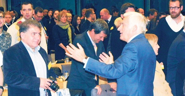 &#8211; Jerzy Buzek, sprawując funkcję przewodniczącego PE, czuje się bardzo swobodnie i naturalnie &#8211; mówili nam dziennikarze z innych krajów UE. Tutaj proszeni przez Buzka do wspólnego zdjęcia. 