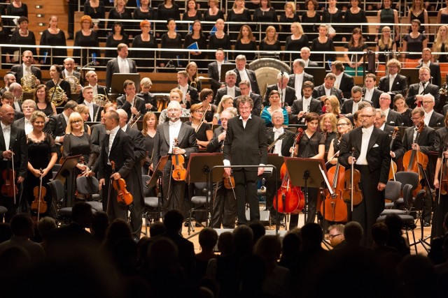 Maestro Jacek Kaspszyk na zakończenie Wratislavii Cantans poprowadził muzyków wykonujących Symfonię tysiąca