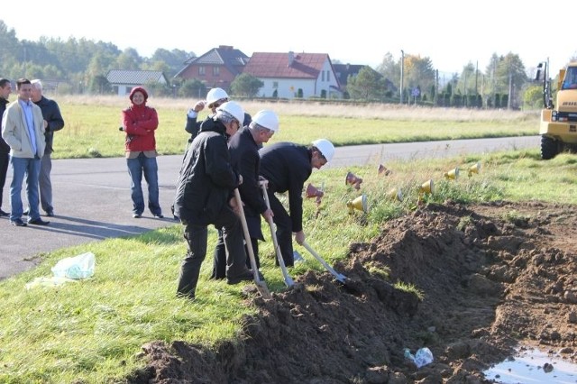 Od lewej: Marszycki, prezes spółki Lotnisko Kielce, wicemarszałek Zdzisław Wrzałka oraz Adam Jarubas, marszałek województwa świętokrzyskiego, wbijają pierwszą łopatę.