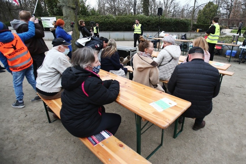 Piknik wiosenny w Parku Południowym we Wrocławiu. Mimo...