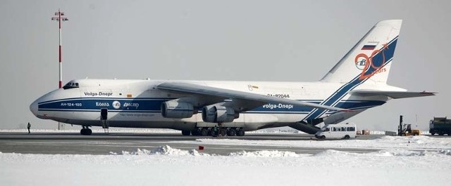 Samolot transportowy An-124-100 Rusłan na lotnisku w Jasionce.