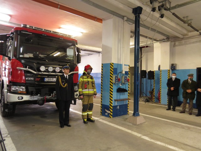 W czwartek, 2 grudnia o g. 12 w siedzibie Państwowej Straży Pożarnej w Brodnicy odbyło się spotkanie, podczas którego brodniccy strażacy oficjalnie odebrali nowy wóz za 1 mln 169 tys. zł