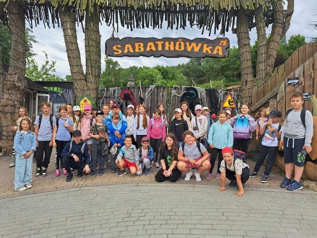 Podczas półkolonii "Słoneczna Jedyneczka" uczniowie ze szkoły w Białobrzegach odwiedzali różne miejsca, byli między innymi na wycieczce w jura parku w Bałtowie.
