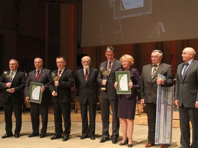 Laureaci Świętokrzyskiej Victorii i organizatorzy nagrody na scenie w Filharmonii Świętokrzyskiej podczas gali, od lewej: Wojciech Legawiec, prezes Uzdrowiska Busko-Zdrój, Cezary Mielczarz, przewodniczący Rady Miasta Chęciny, Robert Jaworski, burmistrz Chęcin, profesor Stanisław Żak, Adam Jarubas, marszałek województwa, Regina Renz rektor Uniwersytetu Jana Kochanowskiego w Kielcach, Tadeusz Kowalczyk i Ireneusz Janik, prezes Forum Pracodawców Prywatnych.