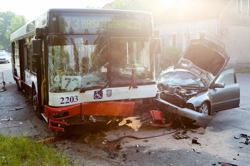Wypadek autobusu i dwóch aut w Wielgowie. 10 osób jest rannych