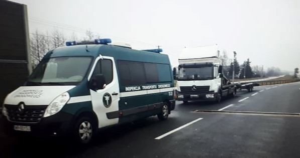 Inspektorzy transportu drogowego w Widowie zatrzymali kierowcę, który nie miał wymaganych badań i fałszował zapis tachografu.