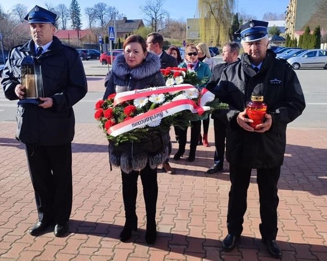 W imieniu mieszkańców kwiaty złożyła burmistrz Ćmielowa Joanna Suska wraz ze strażakami Ochotniczej Straży Pożarnej.