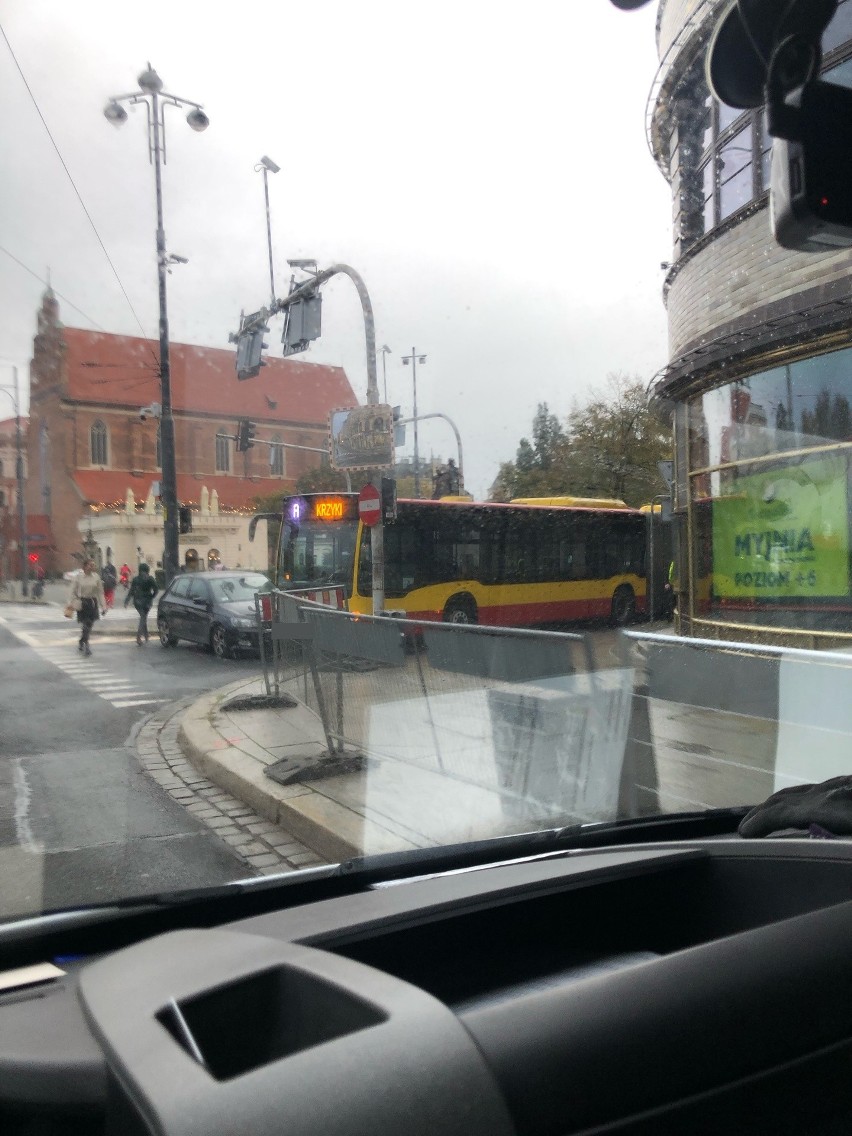 Wypadek MPK z osobówką pod Renomą. Auto wjechało prosto pod autobus [ZDJĘCIA]