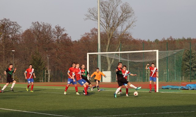 BOSiR/Dąb Barcin - Spójnia Białe Błota  2 : 0 (0:0)bramki: Leszek Wisz (47), Łukasz Sobek (67)Skład: R. Cieniak, Ł. Sobek, Ł. Kaśków, B. Dreżewski, P. Marcisz (46 D. Nowakowski),M. Tarnowski, H. Ciszewski ( 79 M. Roman), Leszek Wisz, R. Sulecki,M. Ostrowski (46 F. Czerwiński), J. Trześniewski (67 R. Wisz)  Trener W. Czarnecki(mw)Sportowe Wydarzenie Weekendu - rozpoczęła się piłkarska wiosna w regionie.