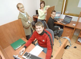 Młodzi i wykształceni Polacy szukają pracy za granicą, bo mogą tam liczyć na lepsze zarobki.
