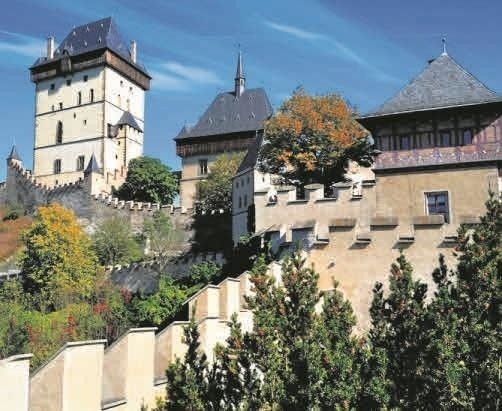 Zamek Karlstejn to budowla z XIV wieku, stanowiąca jedną z głównych atrakcji turystycznych Czech