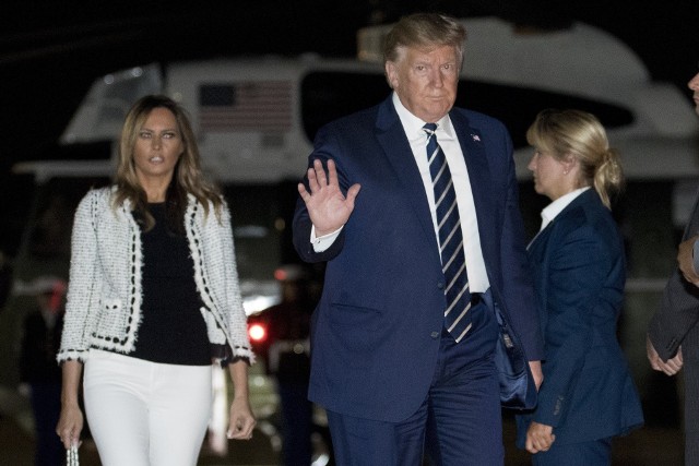Prezydent Donald Trump wraz z żoną Melanią tuż przed wylotem do Biarritz we Francji.