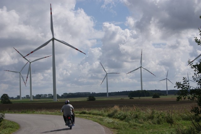 Karnice: Z wiatru są pieniądzeFarma wiatrowa w pobliżu Skrobotowa jest pierwszą z wybudowanych w powiecie gryfickim. Będą następne. Wiatraki dla gminy oznaczają wpływy do budżetu.