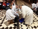 Msza święta Wieczerzy Pańskiej w Dobrzyniewie Kościelnym. Obmycie nóg mężczyznom i przyjęcie do grona ministrantów siedmiu chłopców