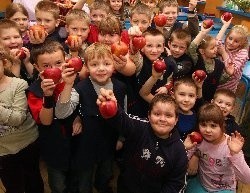 Uczniów Szkoły Podstawowej nr 10 nie trzeba specjalnie namawiać do jedzenia jabłek.