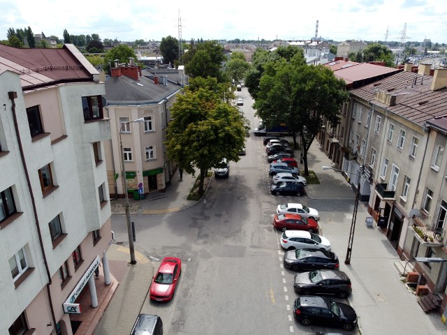Ulica 1 Maja idzie do remontu. Chodzi o odcinek od placu Bychawskiego do ul. Kościelnej o długości ponad 200 m. Pojawia się m.in. nowy asfalt na jezdni, zmieni się sposób parkowania.