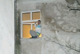Wrocław: Mężczyzna chce skoczyć z okna przy ul. Bałuckiego. To nie pierwsza jego akcja (ZDJĘCIA)