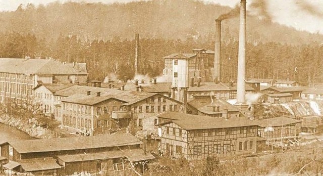 Panorama papierni w Kępicach. Zdjęcie wykonano w 1907 roku.  