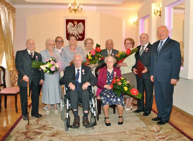Jubilaci w towarzystwie burmistrza Leszka Dzierżewicza (z prawej).