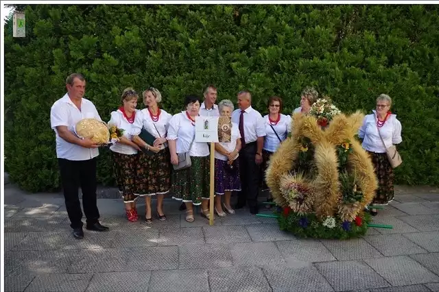 W niedzielę, 25 sierpnia w Kijach świętowano dożynki gminne. Rozpoczęły się mszą świętą w intencji rolników. Po nabożeństwie kolorowy korowód dożynkowy przeszedł na obiekty Samorządowej Instytucji Kultury Kasztelania w Kijach. Pochód prowadzili starostowie dożynek - tę zaszczytną funkcję w tym roku pełnili Wioletta Sobczyk i Damian Nyk. Podczas części obrzędowej wójt gminy Tomasz Socha z ich rąk przyjął bochen chleba i obiecał dzielić go sprawiedliwie. Włodarz gminy przywitał zebranych gości i podziękował rolnikom. Podczas święta plonów zabrała głos także Renata Janik, wicemarszalek województwa świętokrzyskiego.Na obiektach Kasztelanii zaprezentowano i ośpiewano wszystkie wieńce. Komisja konkursowa po dyskusji wybrała zwycięzcę - pierwsze miejsce w konkursie na najpiękniejszy wieniec dożynkowy otrzymała praca pań z Koła Gospodyń Wiejskich w Kijach. Ich wieniec będzie reprezentował gminę na dożynkach powiatowych 1 września w Michałowie. Można powiedzieć, że są to podwójne laureatki niedzielnego świętowania, ponieważ w konkursie Ciżbą Śpiewanie również panie z Kij zwyciężyły. Tegoroczne Święto Plonów w Kijach zakończyła zabawa z zespołem Roxanne - cover band Roxette i potańcówka z zespołem Rytmix. Zobacz więcej na kolejnych slajdach.