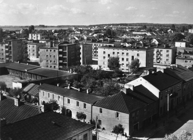 Końskie, widok na ulicę Pocztową i na Kopce - tak się jeszcze mówiło na ul. Hubala.[Pocztówka fotograficzna, fot. J. Korpal, z końca lat sześćdziesiątych].