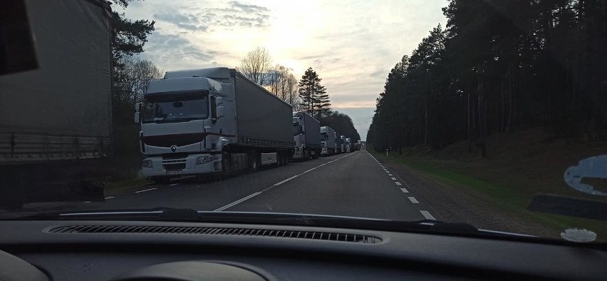 Gigantyczna kolejka tirów przed granicą w Bobrownikach. Kierowcy ciężarówek stali w kilkunastokilometrowej kolejce [ZDJĘCIA]