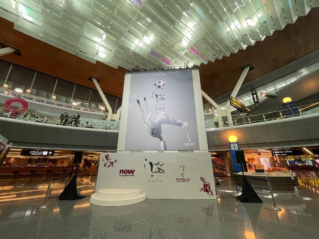 Oficjalny plakat mistrzostw świata 2022 FIFA zaprezentowała na międzynarodowym lotnisku Hamad w stolicy Kataru - Dosze
