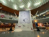 Mundial 2022. FIFA przedstawia oficjalny plakat finałów mistrzostw świata w Katarze. Uroczyste odsłonięcie na lotnisku Hamad w Dosze