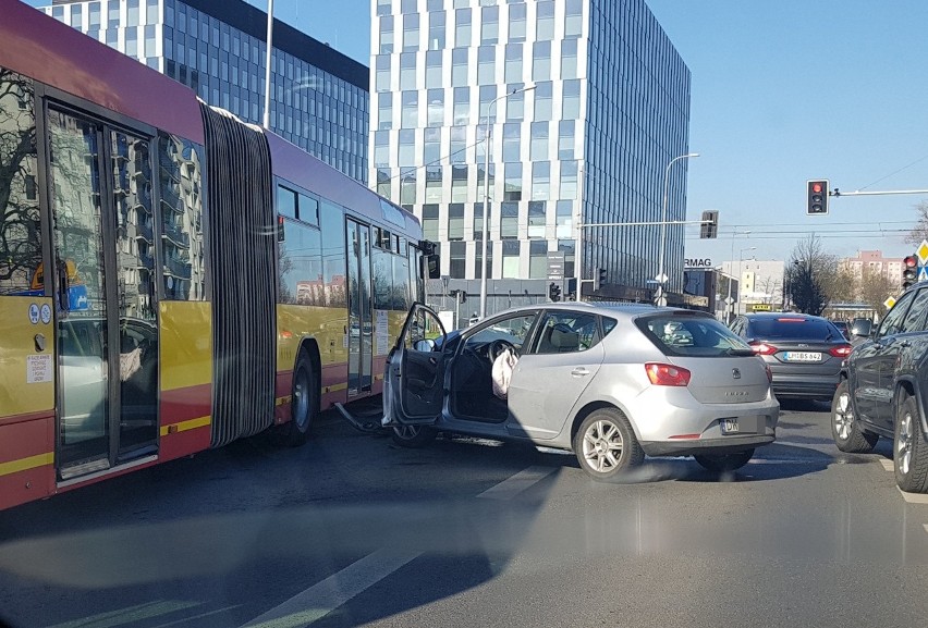 Wypadek na Strzegomskiej. Autobus MPK zderzył się z seatem [ZDJĘCIA]