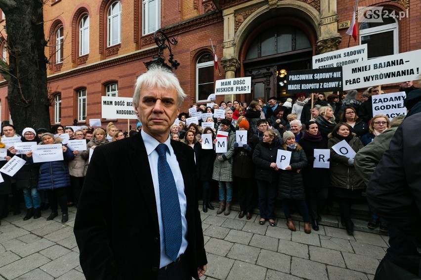 Protest urzędników sądowych w Szczecinie. Prezes sądu: bez tych ludzi sądy nie będą w ogóle działać 