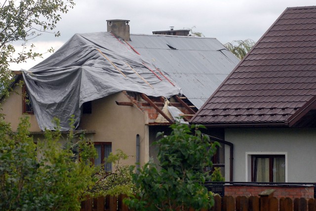 Jak było groźnie w nocy w Moszczenicy koło Nowego Sącz świadczą odłamki dachów, które wbijały się w inne domy i ziemię. Latające deski, niczym pociski przebijały ściany, czy opony kół samochodowych.