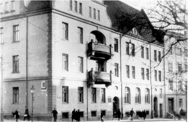 Budynek u zbiegu ul. Wyszaka (dziś Duczyńskiego) i placu św.św. Piotra i Pawła. Dziś w budynku mieści się m.in. Piwnica Kany.