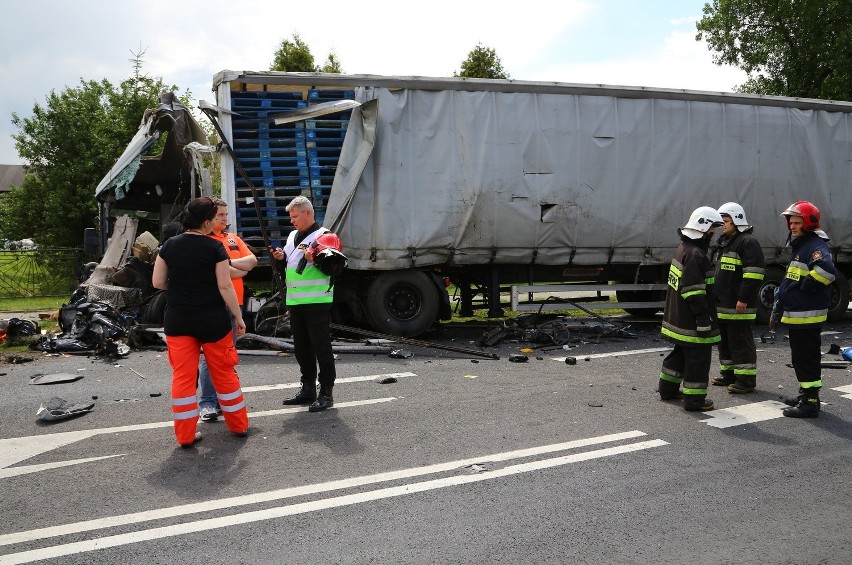 Tragiczny wypadek pod Piotrkowem. 2 osoby zginęły w zderzeniu 3 tirów [ZDJĘCIA+FILM]