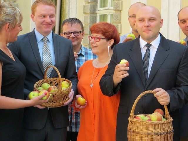 Władze Żagania podczas sesji włączyły się w ogólnopolską akcję "Jedz jabłka i zostaw ogryzek Putinowi". Z lewej burmistrz Daniel Marchewka, obok Tomasz Kwarciński, przewodniczący rady miasta.