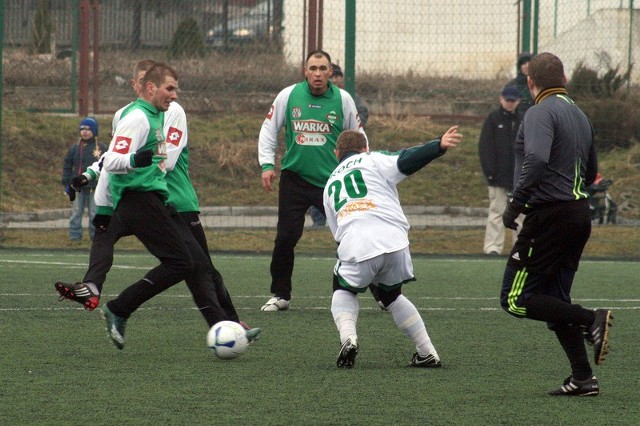 Piłkarze Radomiaka (w zielonych strojach) zagrają dziś z Mazowszem Grójec.