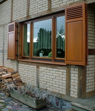 Okna drewniane wykonywane są z drewna różnych gatunków...