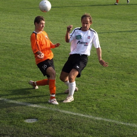Środowy mecz nie stał na najwyższym poziomie, ale walki szczególnie w środku pola nie brakowało. Na zdjęciu o piłkę walczą Karol Bednarczyk (z lewej) z Czarnych i Artur Miły z Polonii Kozery.