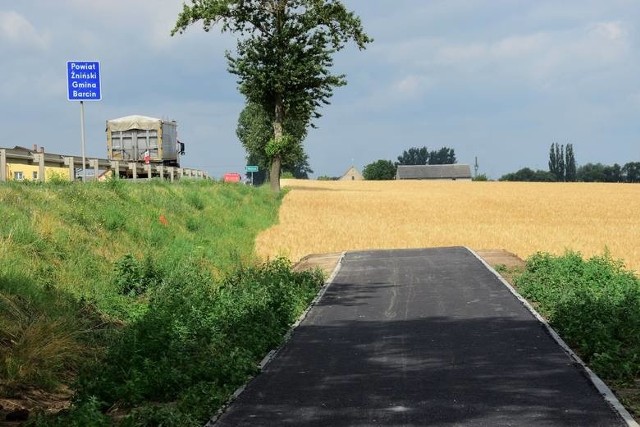 W lipcu ubiegłego roku w sąsiedniej gminie Pakość otwarto półtorakilometrowy odcinek ścieżki rowerowej z Pakości do Aleksandrowa. Ścieżka kończy się w polu