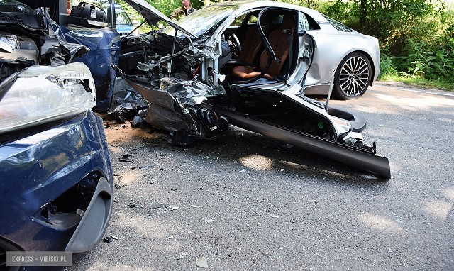 Kierowca podróżujący luksusowym alpine, jak wynika ze wstępnych ustaleń policji, za Złotym Stokiem musiał stracić panowanie nad autem, w wyniku czego zjechał "pod prąd" i uderzył w samochód marki Ford.