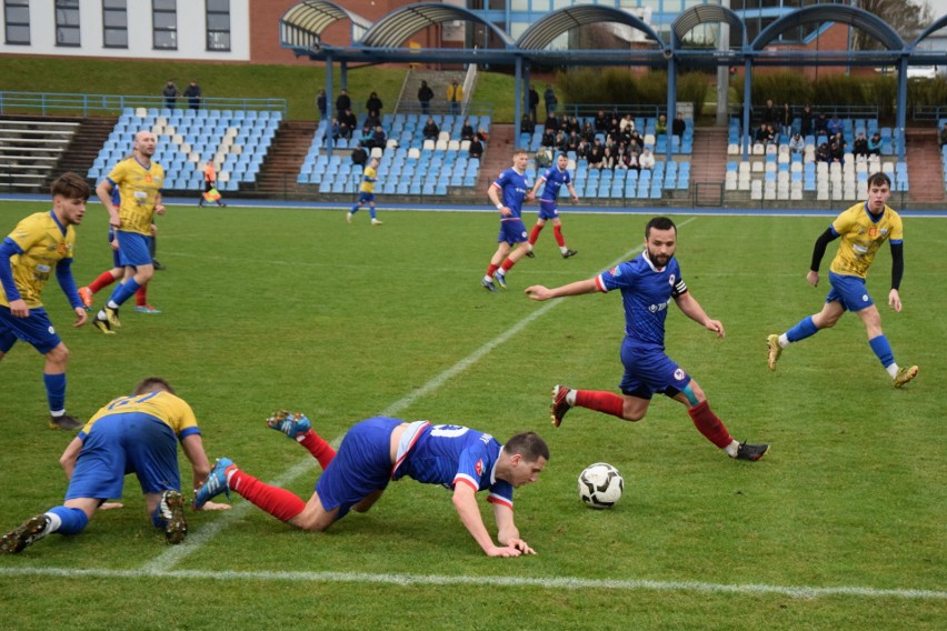 Grała Hummel 4. Liga. Remis w derbach Ponidzia, Góral zaskoczył Pogoń, remis Staru z Granatem. Wierna znowu zanotowała strzelecki rekord