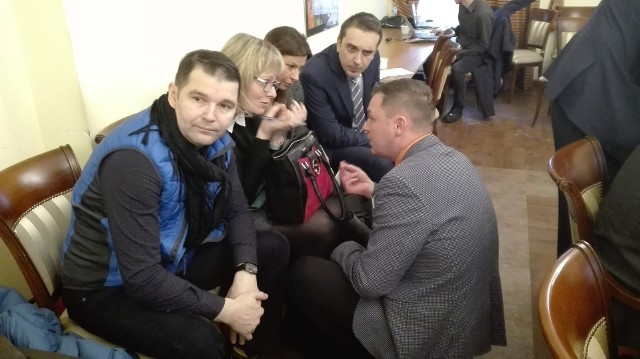 Delegacja rodziców uczniów z Gimnazjum nr 1 rozmawia z radnymi Grzegorzem Hryniewiczem i Marcinem Pabierowskim