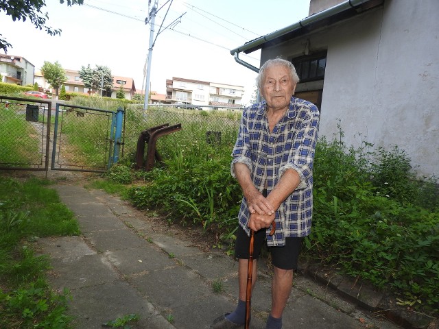 96 - letni Jan Stropnicki z Kalwarii Zebrzydowskiej skończył 96 lat. Uważa, ża nakaz opłaty za dojście od drogi zniszczonym chodnikiem (na zdj. po lewej) do wynajmowanego od spółki PKP domu jest niesprawiedliwy