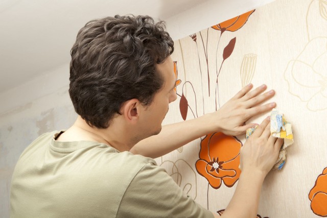 Tapetujemy mieszkanie – na co zwrócić uwagę planując tapetowanie i jak je wykonaćOdnowienie ścian z użyciem tapet jest o wiele prostsze i tańsze niż ich malowanie. Nie potrzeba specjalnych umiejętności.