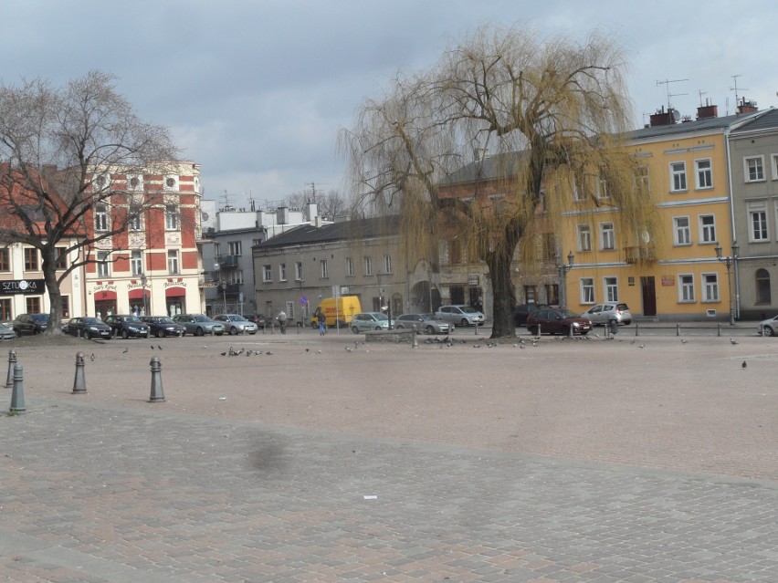 Częstochowskie Stare Miasto to rozpadające się domy, w...