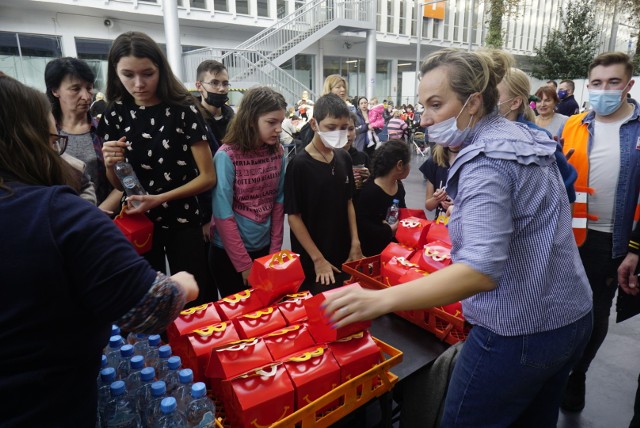 We wtorek, 15 marca McDonald rozdał w punkcie recepcyjnym na Międzynarodowych Targach Poznańskich 300 zestawów dla dzieci z Ukrainy, które wraz ze swoimi rodzicami i opiekunami uciekły z kraju objętego wojną.Zobacz zdjęcia --->