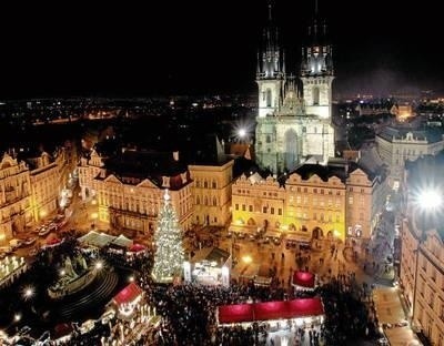 Rynek Starego Miasta co roku pyszni się największą choinką w Pradze FOT. CZECHTOURISM