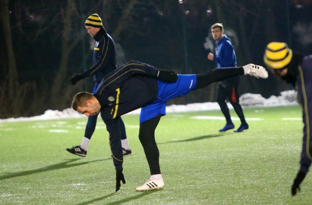 Piłkarze Elany Toruń (na zdjęciu Michał Glanowski) powoli kończą przygotowania do rundy wiosennej w trzeciej lidze. W sobotę nasz zespół rozegra ostatni mecz kontrolny