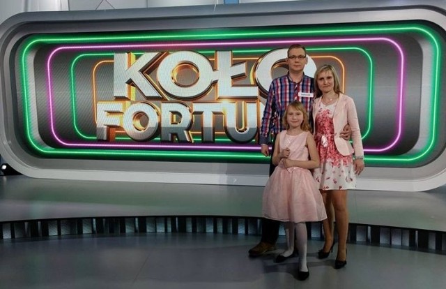 Pińczowianin Dariusz Fijałkowski w Kole Fortuny wraz z żoną Eweliną i córką Mają.